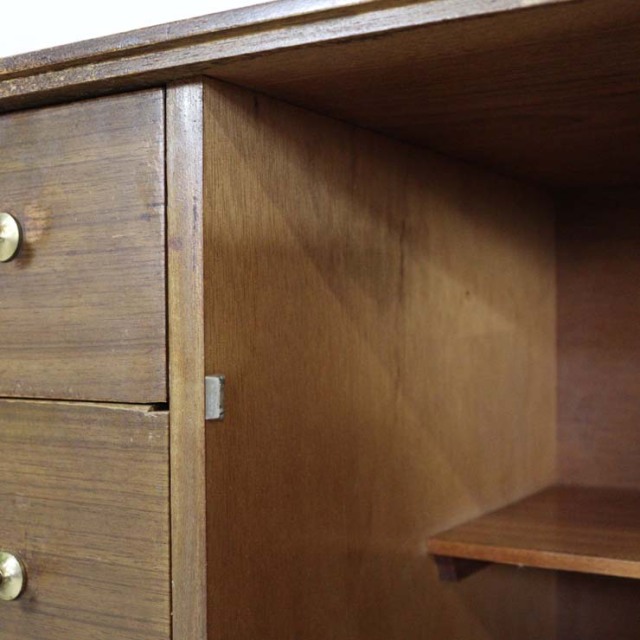 チーク材のサイドボード、真ん中には引き出し３段で撮ってはゴールド色、両端は扉、23170