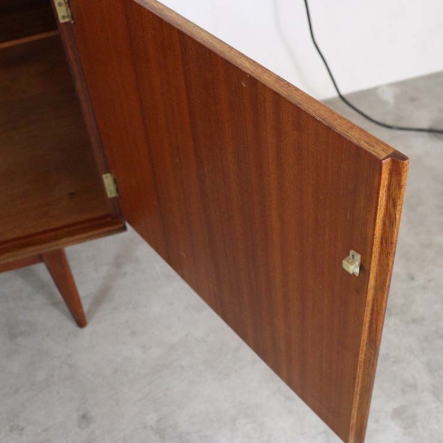 チーク材のサイドボード、真ん中には引き出し３段で撮ってはゴールド色、両端は扉、23170