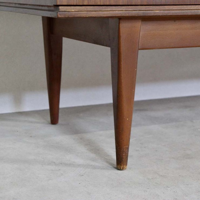 チーク材のサイドボード、真ん中には引き出し３段で撮ってはゴールド色、両端は扉、23170