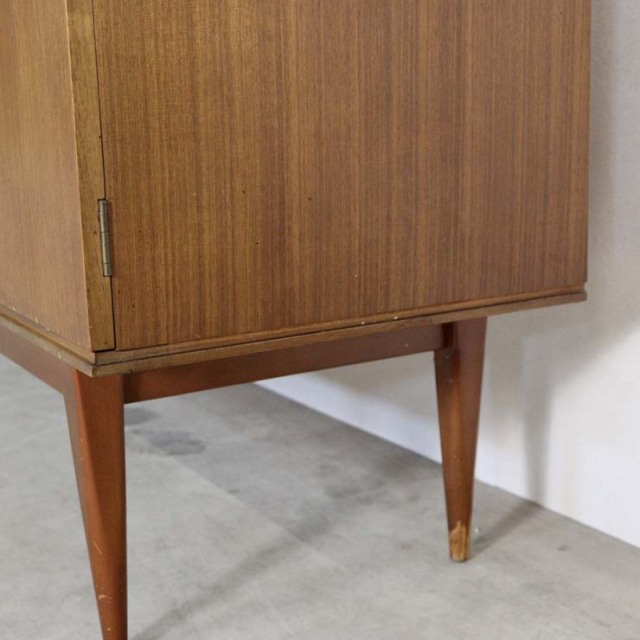 チーク材のサイドボード、真ん中には引き出し３段で撮ってはゴールド色、両端は扉、23170