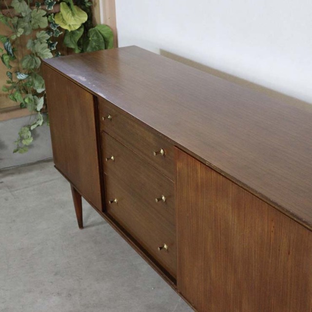 チーク材のサイドボード、真ん中には引き出し３段で撮ってはゴールド色、両端は扉、23170