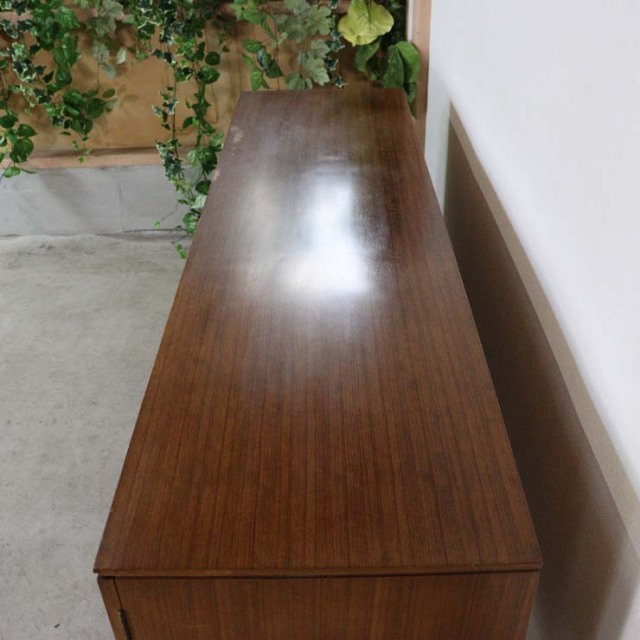 チーク材のサイドボード、真ん中には引き出し３段で撮ってはゴールド色、両端は扉、23170