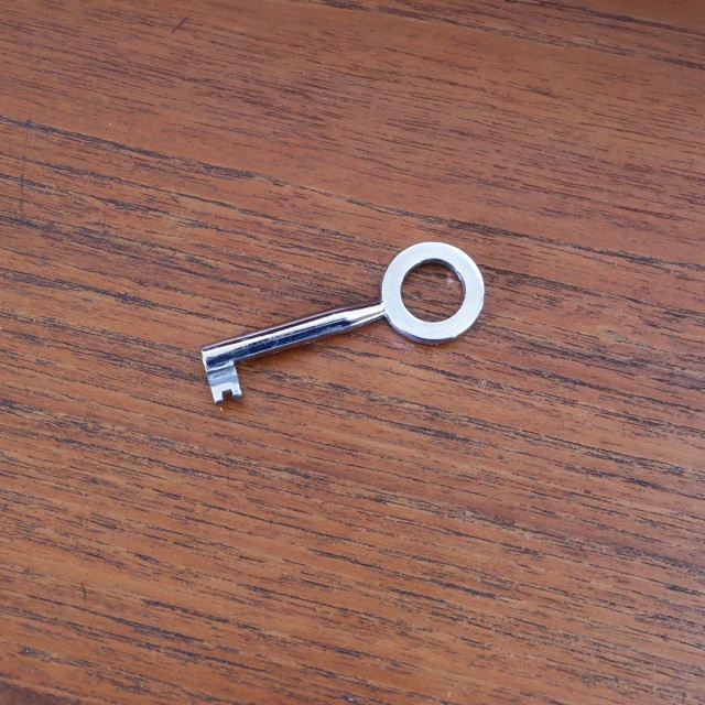 デンマーク製のビューロー。チーク材の上品な木目が印象的な北欧ヴィンテージ。静かに時を刻む美しい家具。