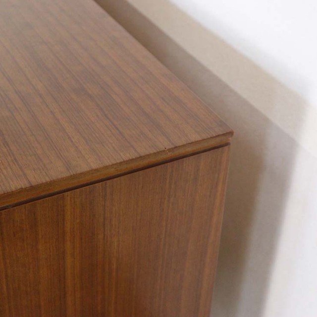 チーク材のサイドボード、真ん中には引き出し３段で撮ってはゴールド色、両端は扉、23170