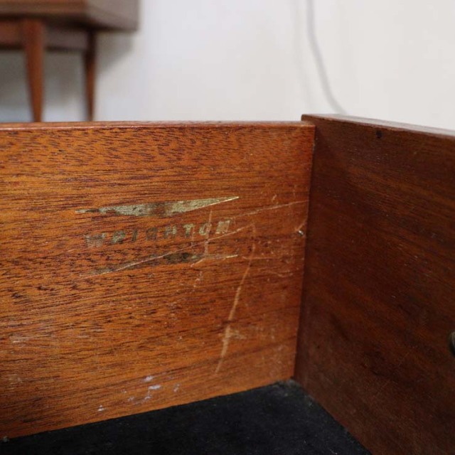 チーク材のサイドボード、真ん中には引き出し３段で撮ってはゴールド色、両端は扉、23170