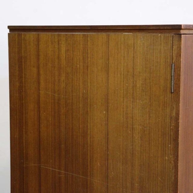 チーク材のサイドボード、真ん中には引き出し３段で撮ってはゴールド色、両端は扉、23170