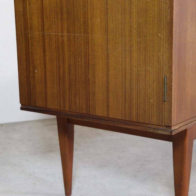 チーク材のサイドボード、真ん中には引き出し３段で撮ってはゴールド色、両端は扉、23170