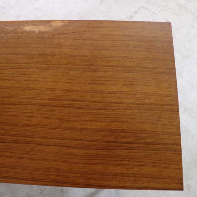 チーク材のサイドボード、真ん中には引き出し３段で撮ってはゴールド色、両端は扉、23170