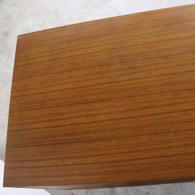 チーク材のサイドボード、真ん中には引き出し３段で撮ってはゴールド色、両端は扉、23170