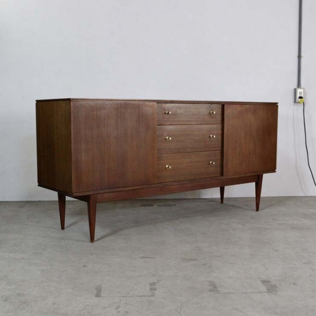 チーク材のサイドボード、真ん中には引き出し３段で撮ってはゴールド色、両端は扉、23170