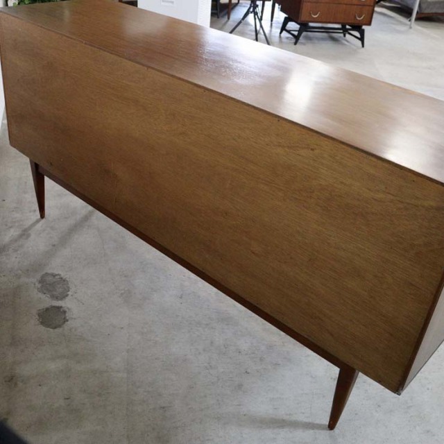 チーク材のサイドボード、真ん中には引き出し３段で撮ってはゴールド色、両端は扉、23170