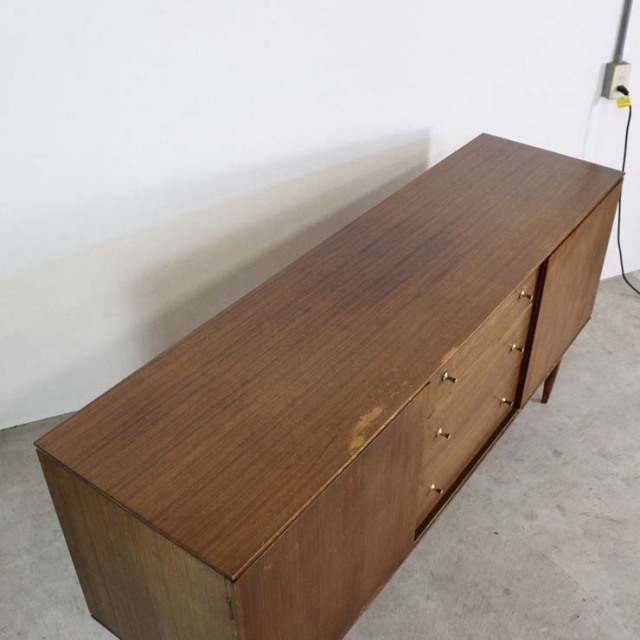 チーク材のサイドボード、真ん中には引き出し３段で撮ってはゴールド色、両端は扉、23170