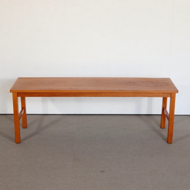 デンマーク製のコーヒーテーブル。時間を重ねて深みを増したチーク材。北欧ヴィンテージらしい静かな美しさ。