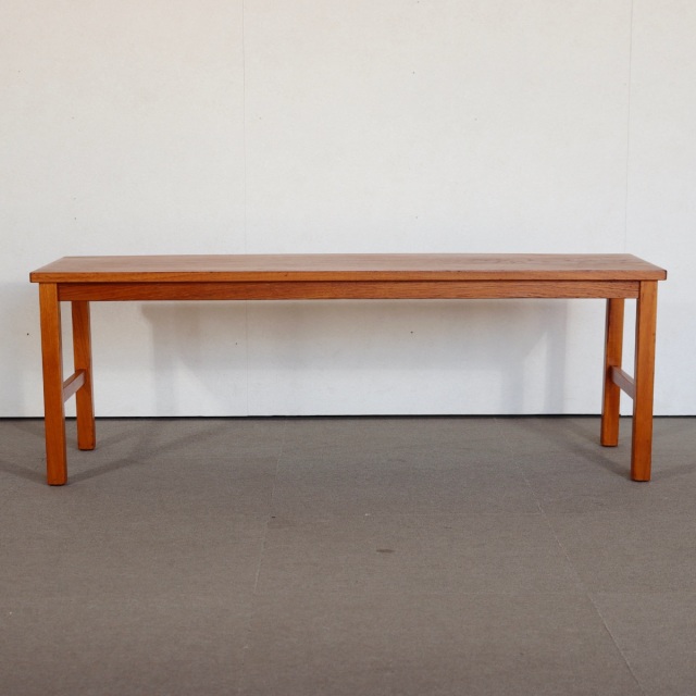 デンマーク製のコーヒーテーブル。時間を重ねて深みを増したチーク材。北欧ヴィンテージらしい静かな美しさ。