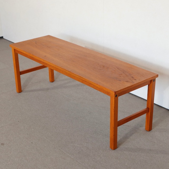 デンマーク製のコーヒーテーブル。時間を重ねて深みを増したチーク材。北欧ヴィンテージらしい静かな美しさ。