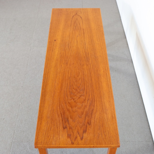 デンマーク製のコーヒーテーブル。時間を重ねて深みを増したチーク材。北欧ヴィンテージらしい静かな美しさ。