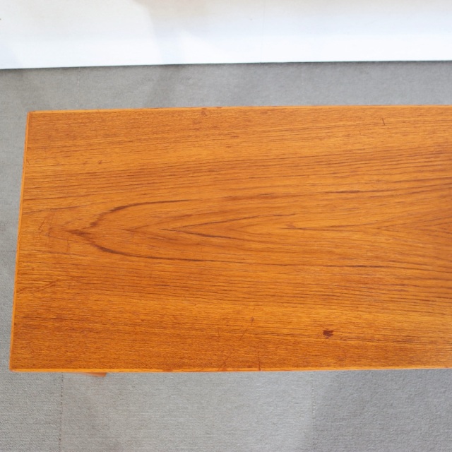 デンマーク製のコーヒーテーブル。時間を重ねて深みを増したチーク材。北欧ヴィンテージらしい静かな美しさ。