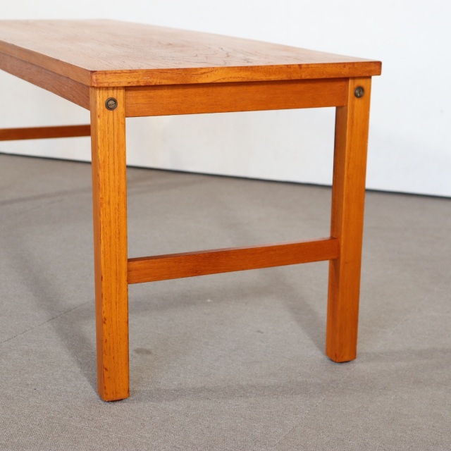 デンマーク製のコーヒーテーブル。時間を重ねて深みを増したチーク材。北欧ヴィンテージらしい静かな美しさ。