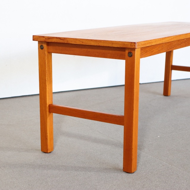 デンマーク製のコーヒーテーブル。時間を重ねて深みを増したチーク材。北欧ヴィンテージらしい静かな美しさ。