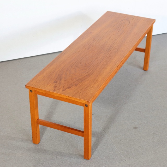 デンマーク製のコーヒーテーブル。時間を重ねて深みを増したチーク材。北欧ヴィンテージらしい静かな美しさ。