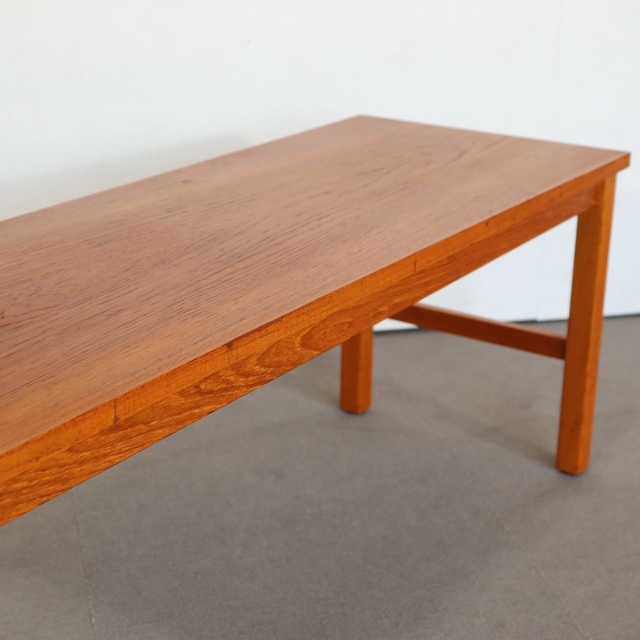 デンマーク製のコーヒーテーブル。時間を重ねて深みを増したチーク材。北欧ヴィンテージらしい静かな美しさ。