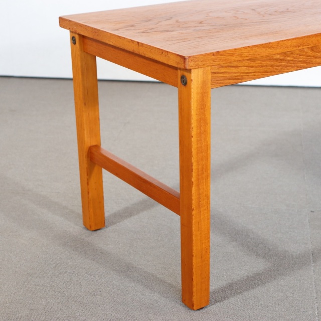 デンマーク製のコーヒーテーブル。時間を重ねて深みを増したチーク材。北欧ヴィンテージらしい静かな美しさ。