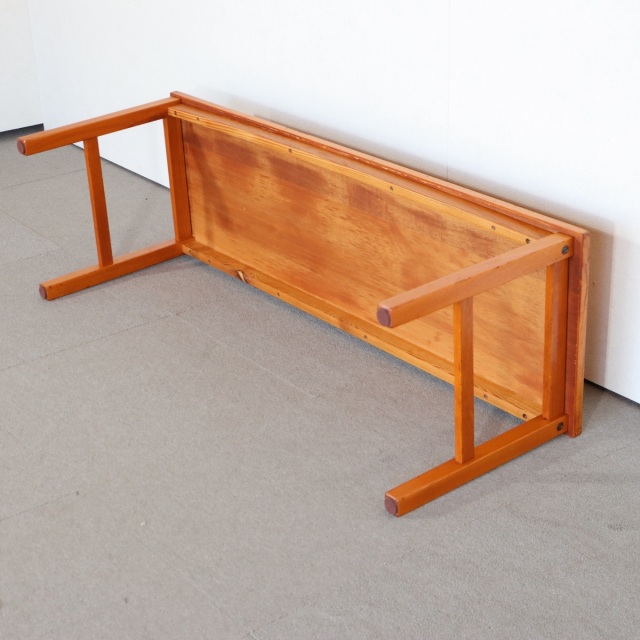 デンマーク製のコーヒーテーブル。時間を重ねて深みを増したチーク材。北欧ヴィンテージらしい静かな美しさ。