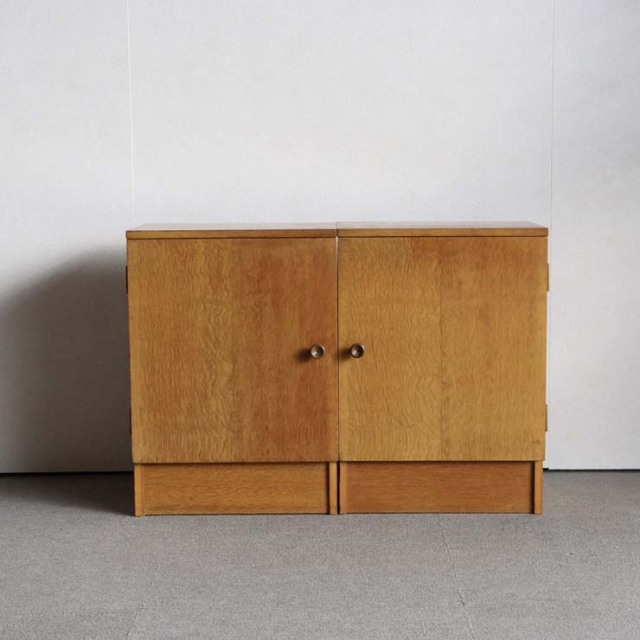 オースティンスイートAustinsuite製のベッドサイドキャビネット