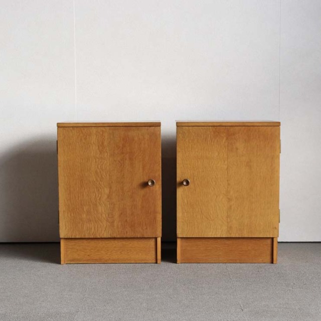 オースティンスイートAustinsuite製のベッドサイドキャビネット