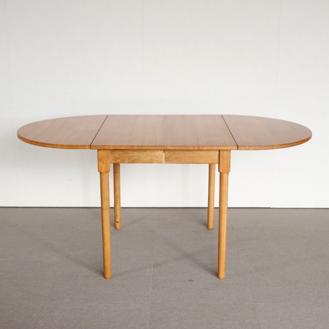 デンマーク製の楕円形の拡張式ダイニングテーブル。深みのあるチーク材が映える北欧ヴィンテージ。静寂を感じる上質な佇まい。