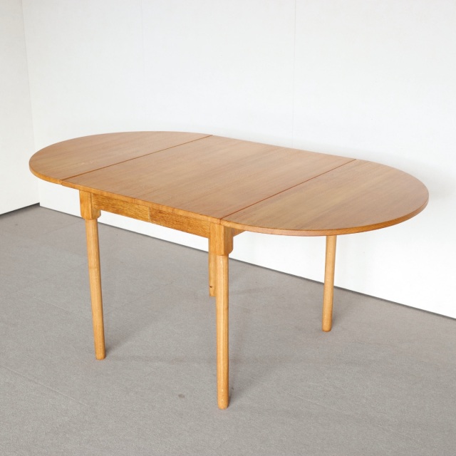 デンマーク製の楕円形の拡張式ダイニングテーブル。深みのあるチーク材が映える北欧ヴィンテージ。静寂を感じる上質な佇まい。