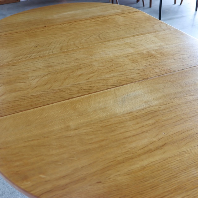 デンマーク製の楕円形の拡張式ダイニングテーブル。深みのあるチーク材が映える北欧ヴィンテージ。静寂を感じる上質な佇まい。