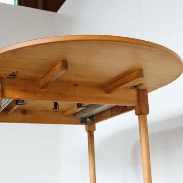 デンマーク製の楕円形の拡張式ダイニングテーブル。深みのあるチーク材が映える北欧ヴィンテージ。静寂を感じる上質な佇まい。