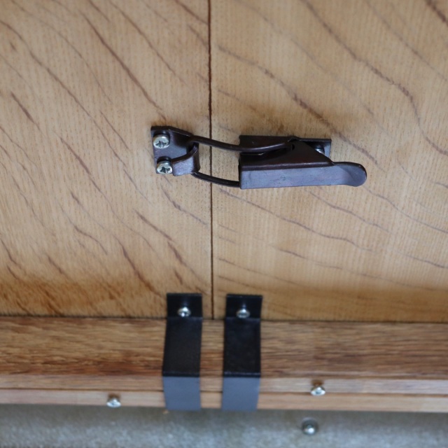 デンマーク製の楕円形の拡張式ダイニングテーブル。深みのあるチーク材が映える北欧ヴィンテージ。静寂を感じる上質な佇まい。