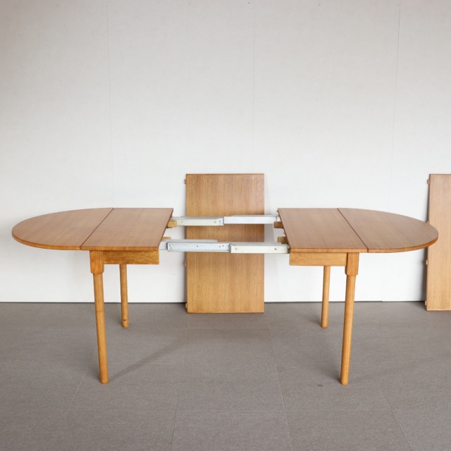 デンマーク製の楕円形の拡張式ダイニングテーブル。深みのあるチーク材が映える北欧ヴィンテージ。静寂を感じる上質な佇まい。