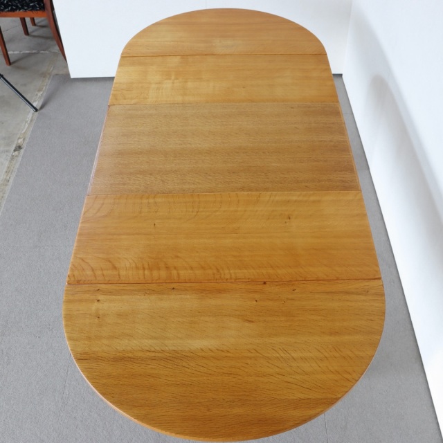 デンマーク製の楕円形の拡張式ダイニングテーブル。深みのあるチーク材が映える北欧ヴィンテージ。静寂を感じる上質な佇まい。