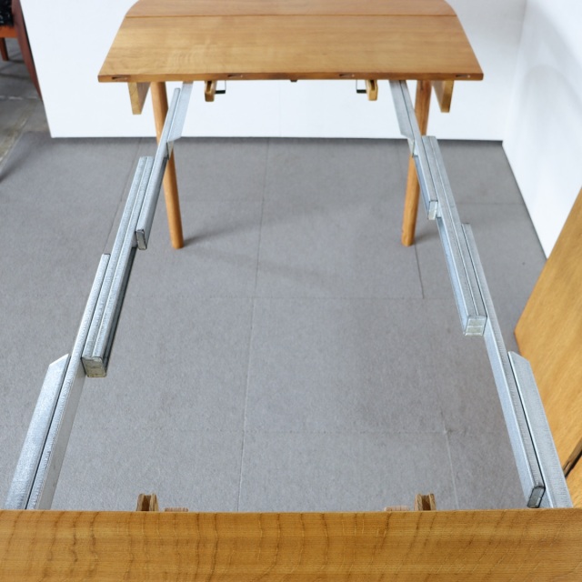 デンマーク製の楕円形の拡張式ダイニングテーブル。深みのあるチーク材が映える北欧ヴィンテージ。静寂を感じる上質な佇まい。