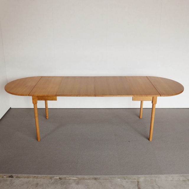 デンマーク製の楕円形の拡張式ダイニングテーブル。深みのあるチーク材が映える北欧ヴィンテージ。静寂を感じる上質な佇まい。