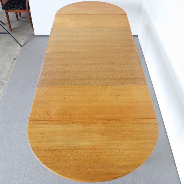 デンマーク製の楕円形の拡張式ダイニングテーブル。深みのあるチーク材が映える北欧ヴィンテージ。静寂を感じる上質な佇まい。