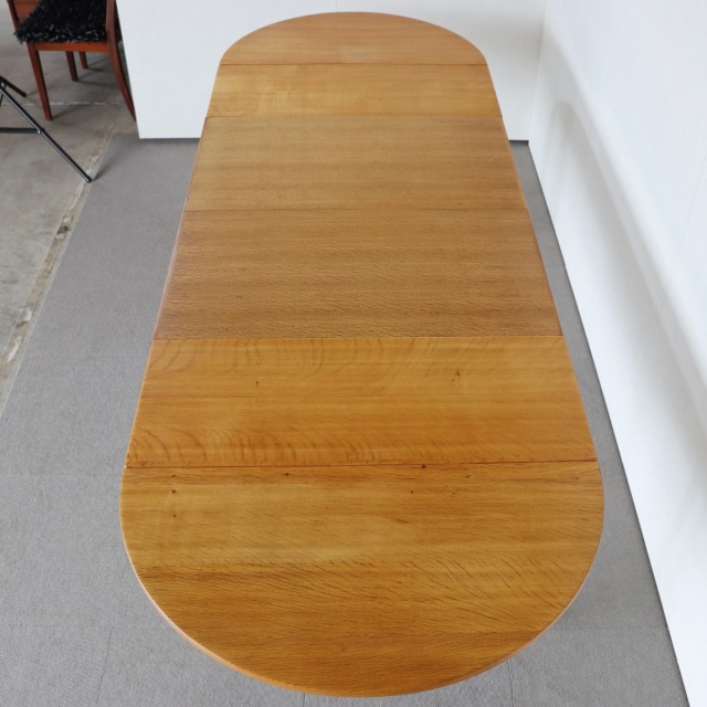 デンマーク製の楕円形の拡張式ダイニングテーブル。深みのあるチーク材が映える北欧ヴィンテージ。静寂を感じる上質な佇まい。