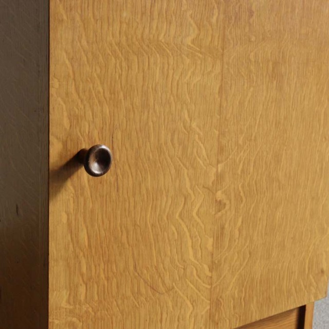 オースティンスイートAustinsuite製のベッドサイドキャビネット