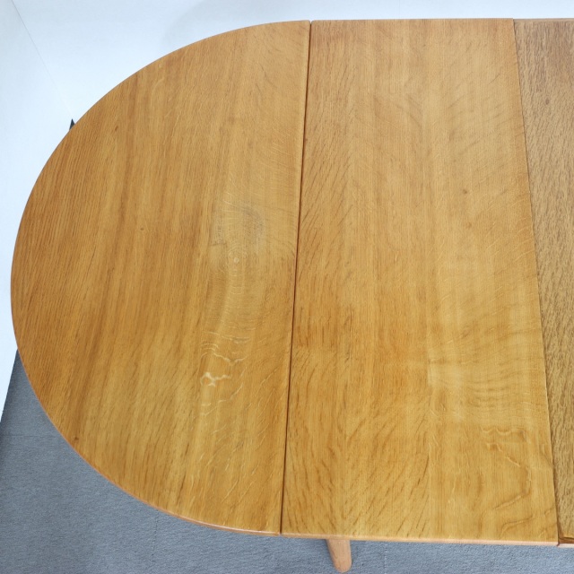 デンマーク製の楕円形の拡張式ダイニングテーブル。深みのあるチーク材が映える北欧ヴィンテージ。静寂を感じる上質な佇まい。
