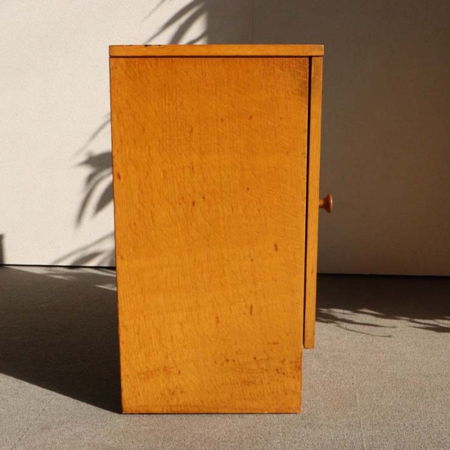 オースティンスイートAustinsuite製のベッドサイドキャビネット