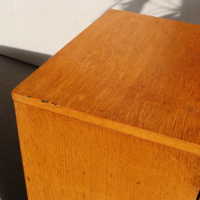 オースティンスイートAustinsuite製のベッドサイドキャビネット