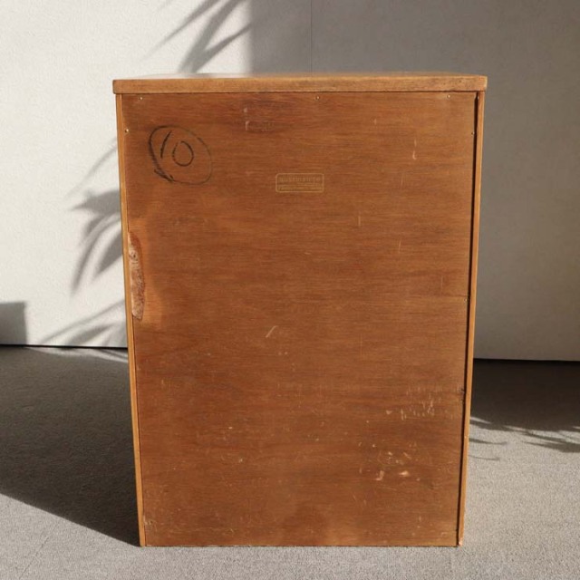 オースティンスイートAustinsuite製のベッドサイドキャビネット