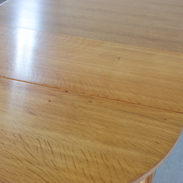 デンマーク製の楕円形の拡張式ダイニングテーブル。深みのあるチーク材が映える北欧ヴィンテージ。静寂を感じる上質な佇まい。