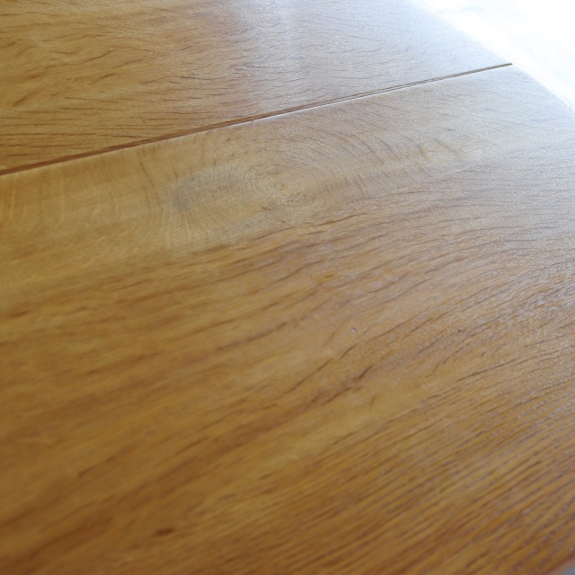 デンマーク製の楕円形の拡張式ダイニングテーブル。深みのあるチーク材が映える北欧ヴィンテージ。静寂を感じる上質な佇まい。