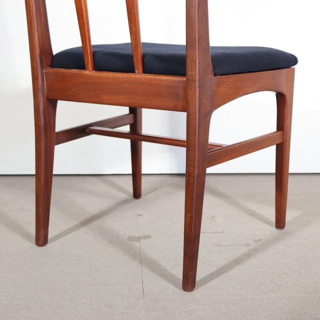 youngerのダイニングチェア。チーク材の落ち着いた表情が印象的な北欧ヴィンテージ。静かな一台。