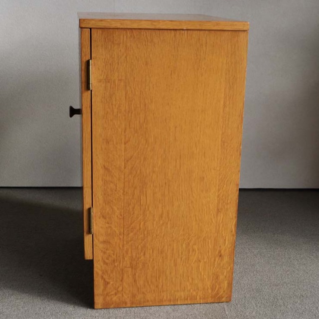 オースティンスイートAustinsuite製のベッドサイドキャビネット