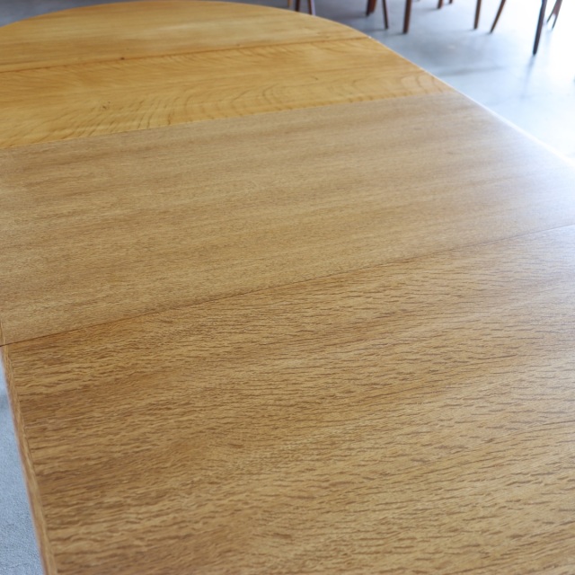 デンマーク製の楕円形の拡張式ダイニングテーブル。深みのあるチーク材が映える北欧ヴィンテージ。静寂を感じる上質な佇まい。